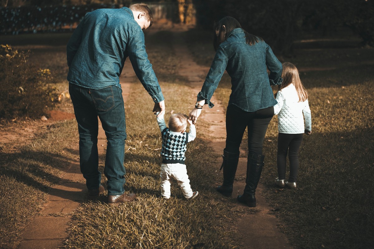 Familie Hand in Hand © Pexels Foto von Vidal Balielo