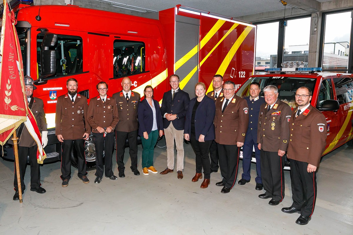 Mitglieder der Rankweiler Feuerwehr und politische Vertreter*innen vor dem neuen Versorgungsfahrzeug mit Containeraufbau (© Marktgemeinde Rankweil)