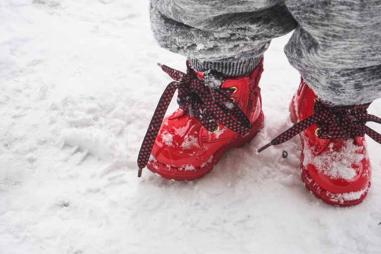 Kinderschuhe im Schnee © Pexels Nikita Khandelwal