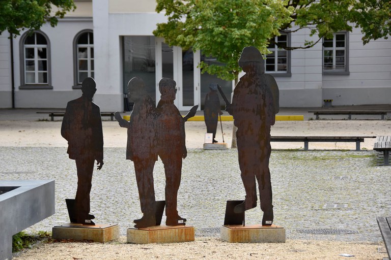 Einige der Stahlfiguren auf dem Marktplatz Rankweil (© Marktgemeinde Rankweil)