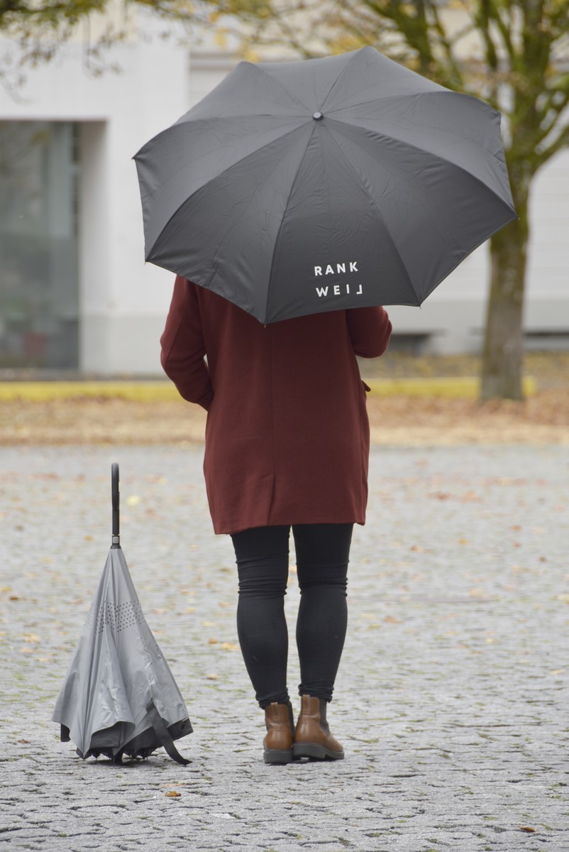 Der Regenschirm mit Rankweil-Logo ist ab sofort im Bürgerservice erhältlich © MG RAnkweil