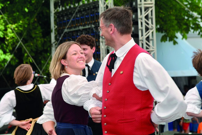 Ein tanzendes Paar beim traditionellen Fest der Kulturen in Rankweil – einer von vielen Plattformen für Rankweiler Vereine (© Ingrid Ionian)