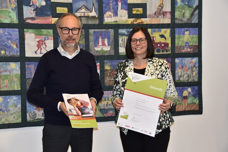 Markus Strolz, Leiter der Sozialzentrum GmbH Rankweil, und Bürgermeisterin Katharina Wöß-Krall freuten sich über die Auszeichnung. (© Marktgemeinde Rankweil)