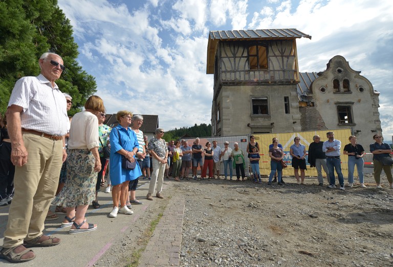 Einer der bisherigen Höhepunkte von „inegüxla“ war die Besichtigung der Baustelle bei der Häusle-Villa (© Marktgemeinde Rankweil)