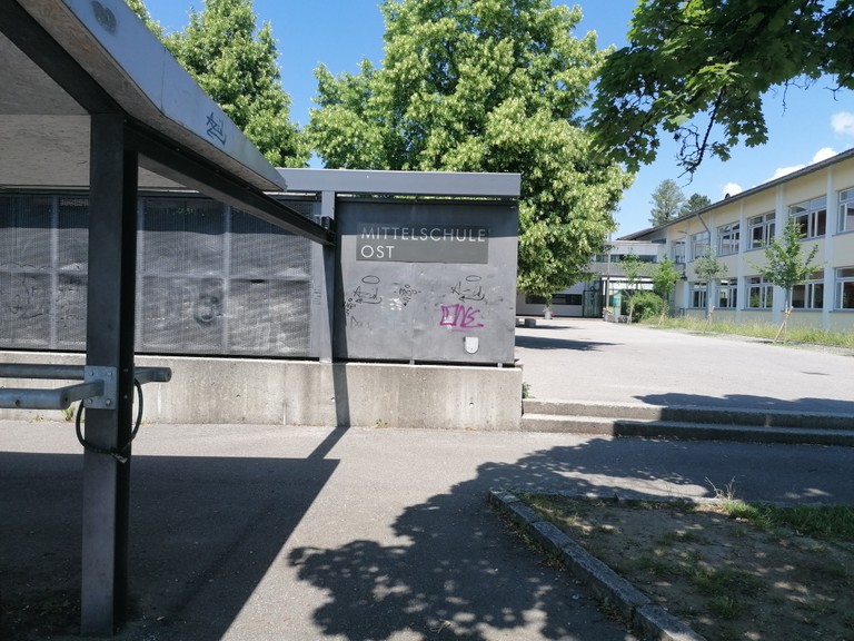 Mit Graffiti beschmierte Wand bei der Mittelschule Ost in Rankweil (Bildquelle: Marktgemeinde Rankweil)