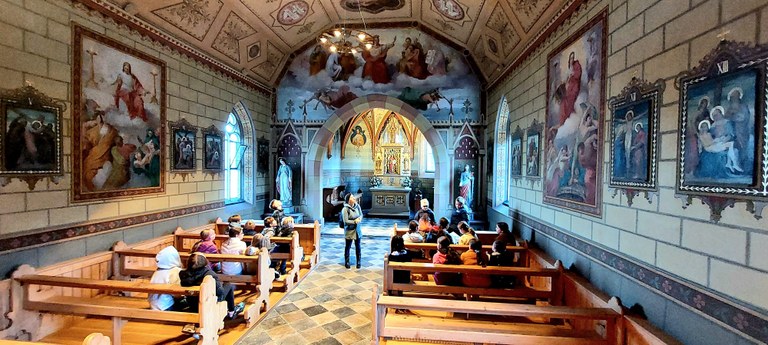 Schulklasse in der St. Michaelskirche © Angelika Frick