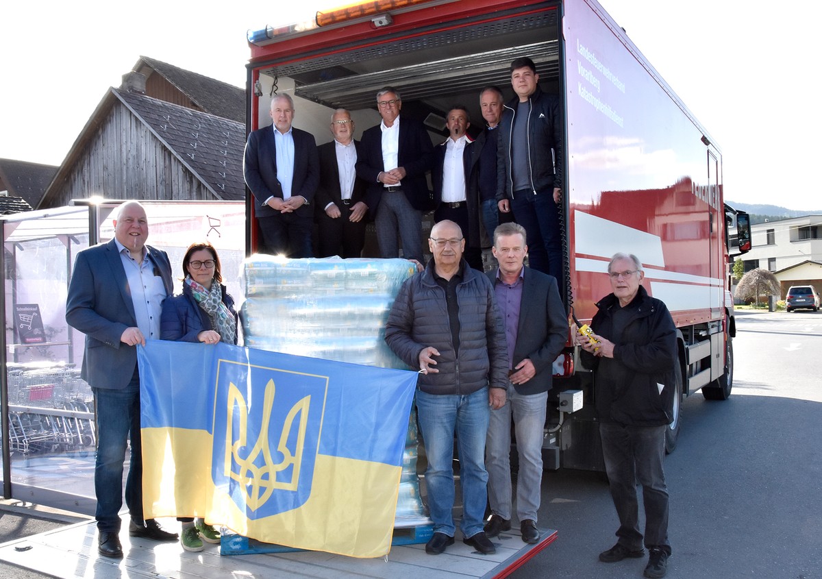 Die Bürgermeister*innen der Regio Vorderland-Feldkirch mit den Organisatoren des Hilfstransports kurz vor der Abfahrt nach Moldau. (© Marktgemeinde Rankweil)