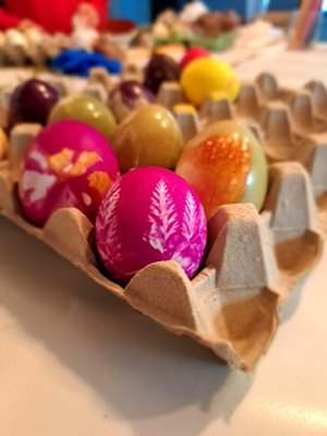 Ostereier mit Naturmaterialien färben © OJA Rankweil