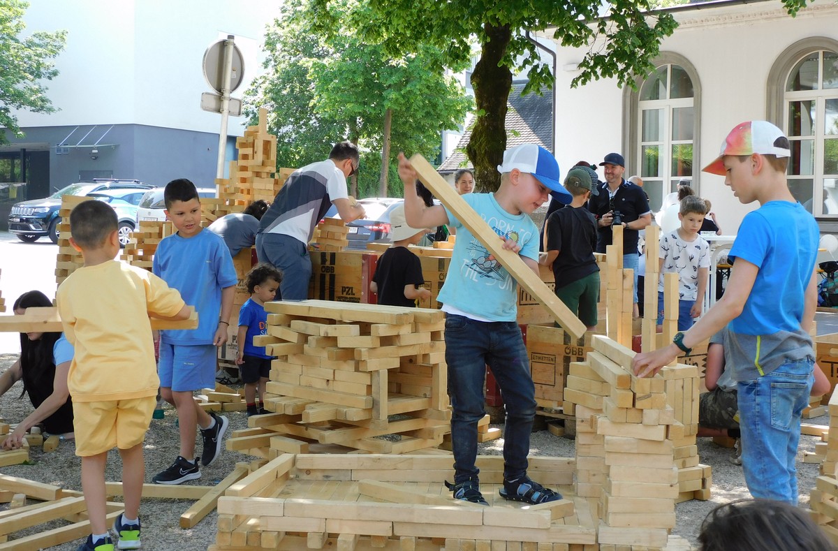 Tausende Holzbauklötze warteten auf kreative Baumeister © Ilse Anders