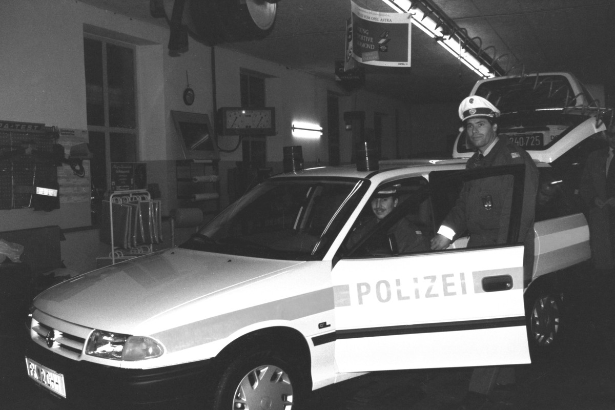1993 wird die heutige Gemeindepolizei neu gegründet. Lothar Lins (rechts) übernimmt das Amt des Gemeindepolizisten. © Gemeindearchiv