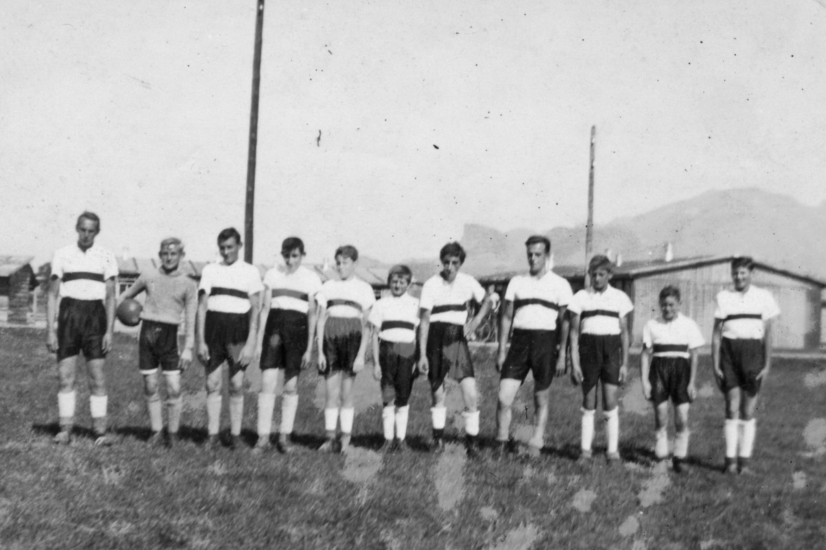 Das Bild zeigt Elmar Huber (links) mit seiner ersten Mannschaft im Jahre 1938 © Gemeindearchiv