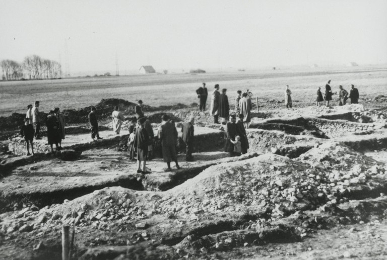 Erste Ausgrabungen im Sommer 1954 mit zahlreichen Schaulustigen © Gemeindearchiv