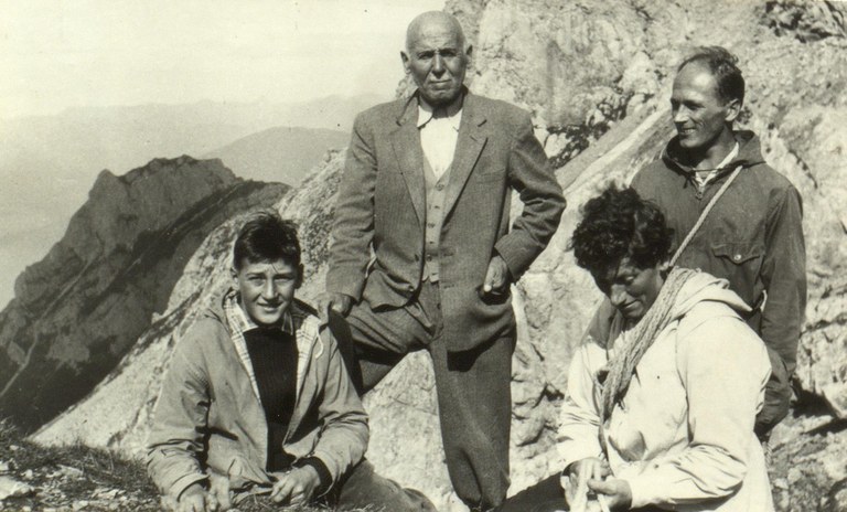 Dr. Leopold Gaßner mit Mitgliedern des Alpenvereins auf einer Wanderung (Ort und Jahr unbekannt) © Chronik Alpenverein, band 1 Kielwein/Fritsch