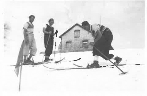 In den 1930er Jahren herrschte große Arbeitslosigkeit. Der Schilehrer rechts im Bild kam alle 14 Tage nach Rankweil, um einen Sack Kartoffeln und Most zu holen. Dabei nutzte er den Aufenthalt, um auf der Alpe Gapfohl einen privaten Skikurs zu geben und sich so etwas dazu zu verdienen.