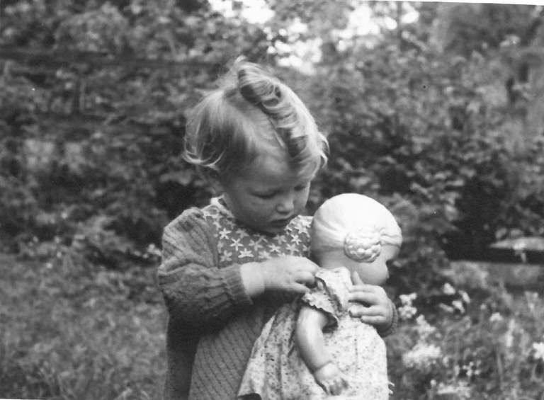 Herta Keßler mit ihrer Puppe Waltraud. ©Herta Keßler
