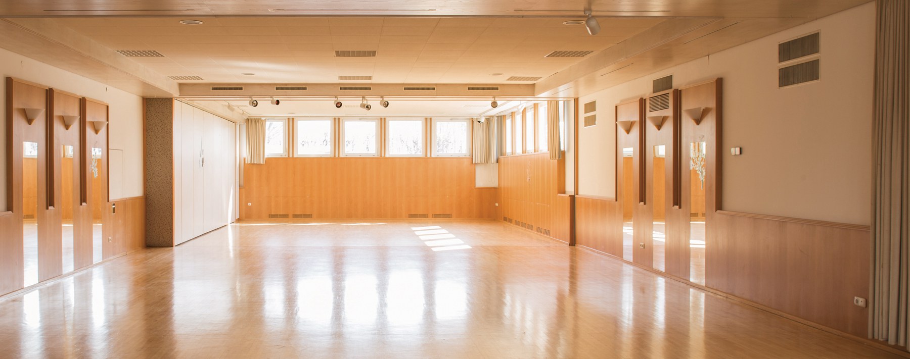 Mitten im Zentrum von Brederis gelegen, bietet der Bresner Saal ideale Voraussetzungen für Bälle, Hochzeiten oder Vereinsversammlungen.