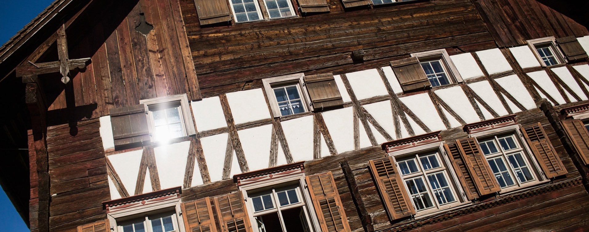 Seine einmalige Lage, mitten im Herzen Rankweils und dennoch ruhig, gepaart mit dem besonderen Flair eines 350 Jahre alten Rheintalhauses, machen das Schlosser-Ammann-Haus zu einem Schmuckstück unter den Veranstaltungsräumen.