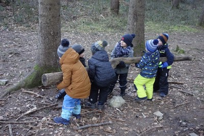 Die Detektive des Kindergarten Oberdorf erobern den Gastra Wald