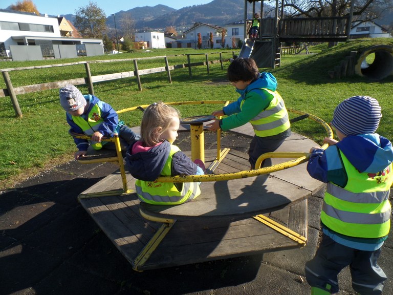 Eine "Rotation" am Merowinger Spielplatz - dabei erleben die Kinder die Gesetzmäßigkeiten der Flieh- und der Schwerkraft