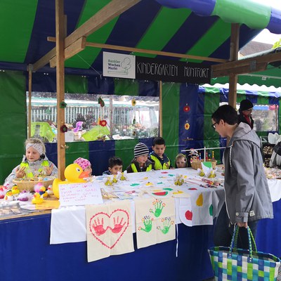Wochenmarkt mit dem Kindergarten Montfort