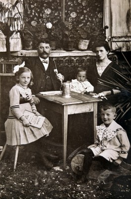 01_Familie Sinnstein um 1912.jpg