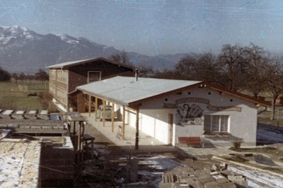 1956 bis 1959 entstanden das neue Eigenheim, der Geflügelhof mit Brüterei und ein Hühnerstall.jpg