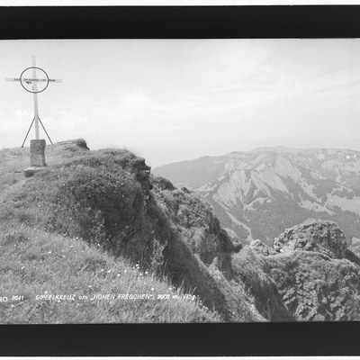 1960 wurde das  Gipfelkreuz auf dem Hausberg Hoher Freschen errichtet © Sammlung Risch-Lau.jpg