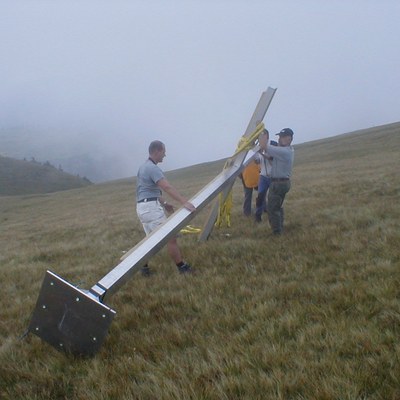 2002 wurde das Gipfelkreuz des Hohen Freschen in Kooperation mit der HTL Rankweil erneuert. Mittels Hubschrauber angeliefert, musste es von Freiwilligen das letzte Stück zum Gipfel getragen werden.JPG