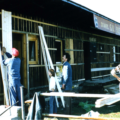Von 1980 bis Mai 1981 (im Bild) wurde das Klubheim mit viel Eigenleistung und der finanziellen Unterstützung der Marktgemeinde Rankweil unter Bürgermeister Thomas Linder umgebaut © Gemeindearchiv Rankweil