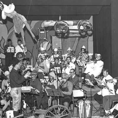 Das traditionelle Konzert der Bürgermusik stand am Funkensonntag 1972 unter dem Motto „Losa rüsta“ (Holzlos aufarbeiten) © Gemeindearchiv