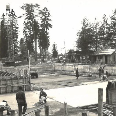 Im Frühjahr 1954 wurde mit dem Bau des Schwimmbads begonnen.