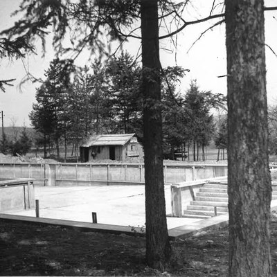 Anfang Mai 1955 war das Schwimmbecken so gut wie fertiggestellt.
