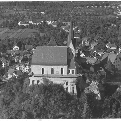 Blick auf die Liebfrauenkirche von „Neslers Bühel“ aus  (1979). In der Bildmitte der Felskopf des Steinbruchs. © Gemeindearchiv Rankweil