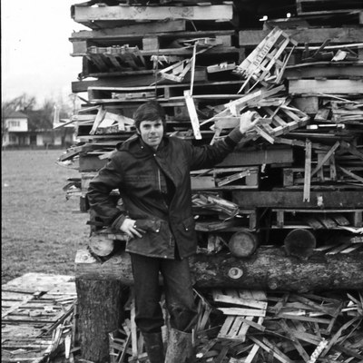 Der Bresner Kassier Arno Huber vor dem Funken aus dem Jahr 1977 auf der Ölz-Wiese © Gemeindearchiv