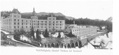 Der Türmlebau der Wohltätigkeitsanstalt wurde in den Jahren 1885 bis 1887 errichtet. Im Frühjahr 1973 musste er im  Zuge der Generalsanierung der Landes-, Heil- und Pflegeanstalt valduna weichen.jpg