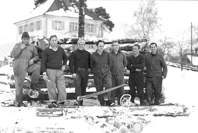 Erst 1962 gibt es mit Anton Sandholzer wieder einen Gemeindepolizisten (Zweiter von links). .jpg
