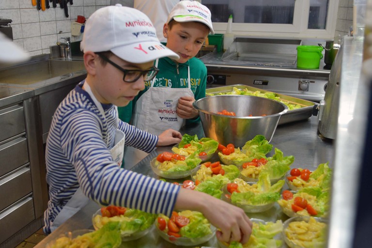 Im Rankweiler Hof servierten die Kinder ihren Eltern und Freunden Damwild-Lasagne mit Salat.