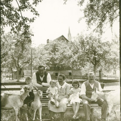 Familie Breuß im Obstgarten mit Ziegen, Pfingsten 1933. © Gemeindearchiv Rankweil