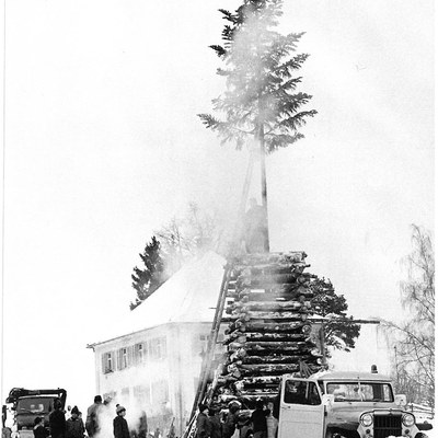 Aufbau des Funkens am St.-Peter-Bühel im Jahr 1970 © Gemeindearchiv