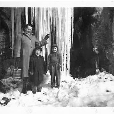 Ein Spaziergang 1958 zum Roten Tor: Der Weg führte über die Brücke nach Muntlix zum Arkahüsli, rechts vorbei am Luftschutzbunker zur Eiszapfenfelswand. Ein eindrückliches Erlebnis, besonders für Kinder.