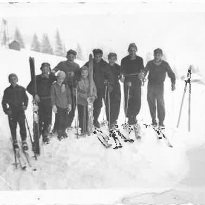 Nägel und Reservespitzen aus Metall sowie ein Hammer waren in den meisten Rucksäcken der Skifahrer mit dabei. Besonders begehrt waren damals Ski vom Rankweiler Skimacher Rauch.