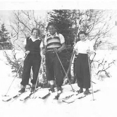 Skikurs in den 1930er Jahren auf der Alpe Gapfohl. Man beachte die noble Skibekleidung mit von der Mutter gestricktem Pullunder und Knickebockerhosen.