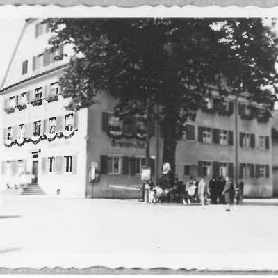 Bis 1938 war das „Gemeinde-Amt“ im Erdgeschoss des Gebäudes untergebracht, ehe es in das vom Land erworbene Haus Ringstraße 2 (Doktorhaus der Valduna) übersiedelte.