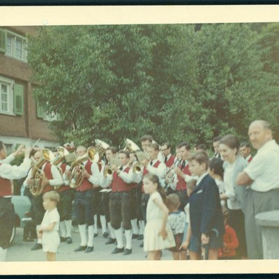 Viele Jahre fand zu Fronleichnam „bim Fulterer“ das traditionelle Nachmittagskonzert der Rankweiler Bürgermusik statt. © MG Rankweil.jpg
