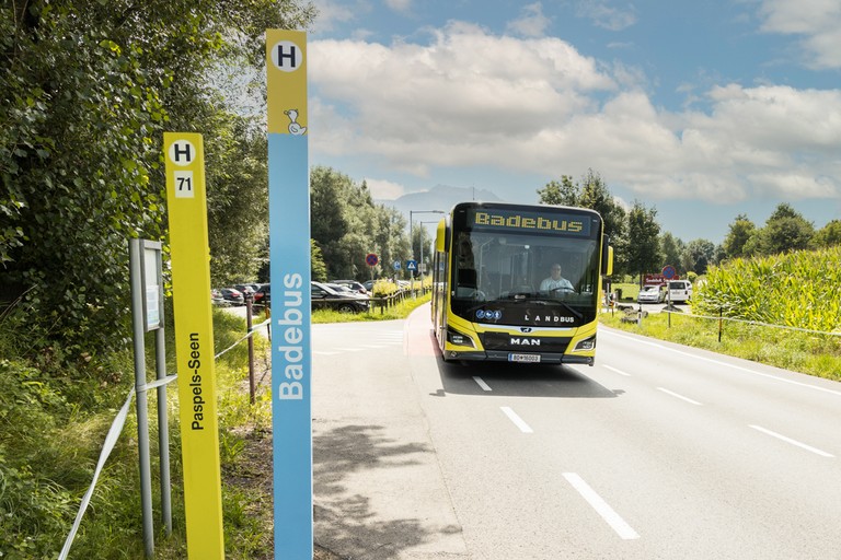 Der Badebus Linie 450 bringt Gäste von Rankweil, Feldkirch und Meinigen direkt zu den Paspels-Seen © Landbus Oberes Rheintal