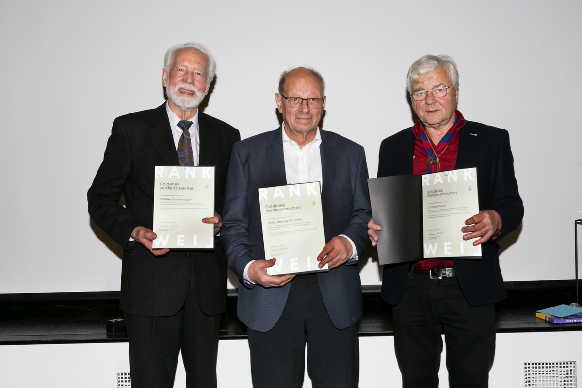 Die 2022 geehrten Träger des goldenen Verdienstzeichens: (v.l.) Werner Sonderegger, Herwig Thurnher, Peter Mück (Bildquelle: Dietmar Mathis)