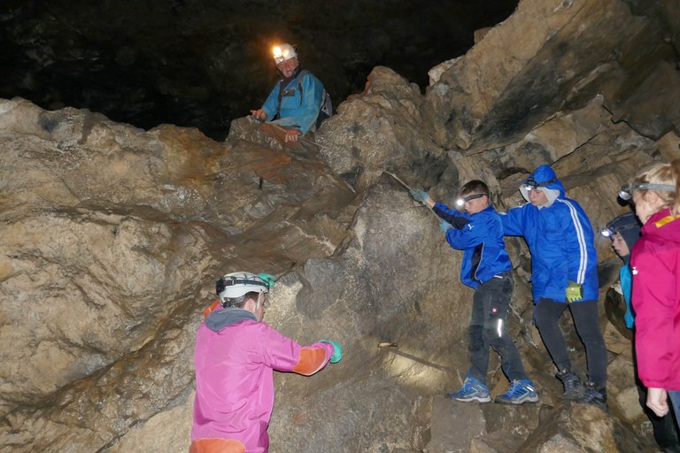 Kinder und Höhlenführer Heinz Rhomberg bei der Erkundung der Schneckenlochhöhle © Thomas Jäger