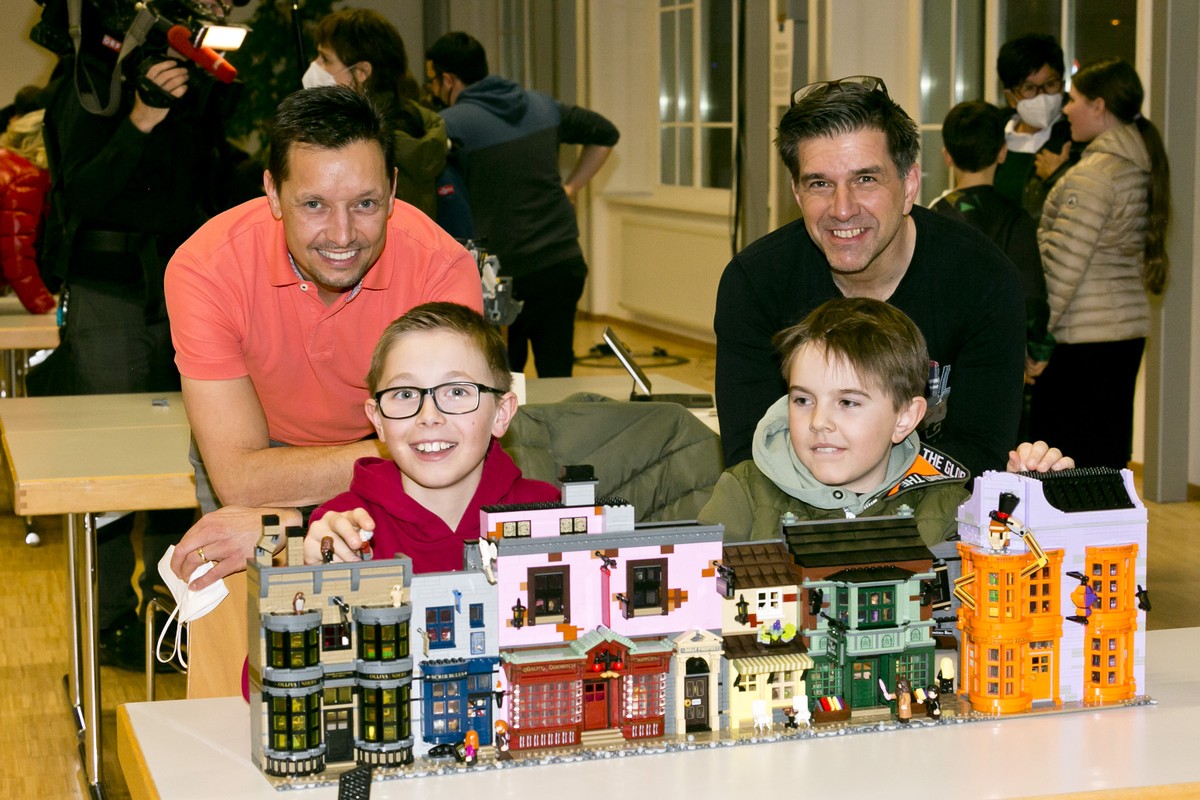 Väter und Söhne mit ihren Lego-Kunstwerken © Dietmar Mathis