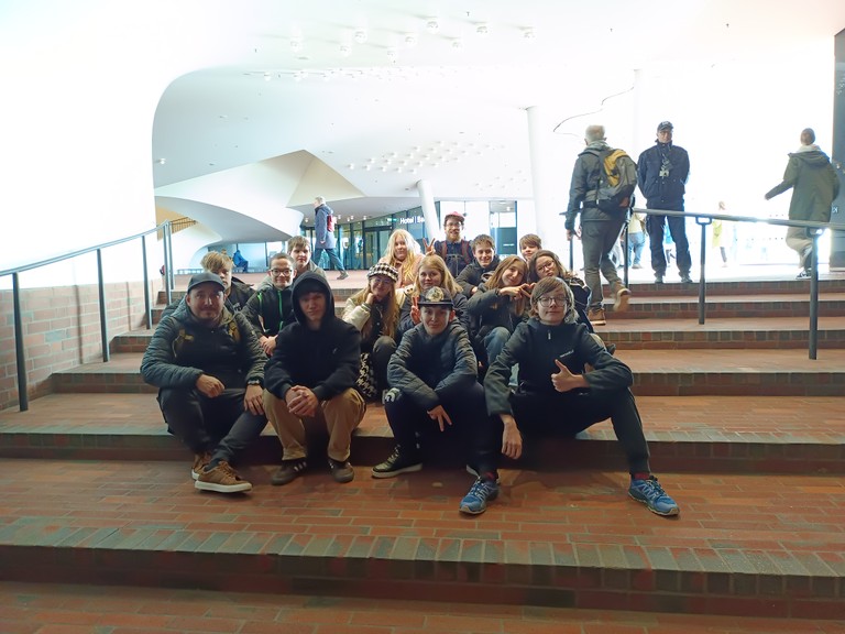 Gruppenfoto in der Elbphilharmonie Hamburg - ©offeneJugendarbeitRankweil