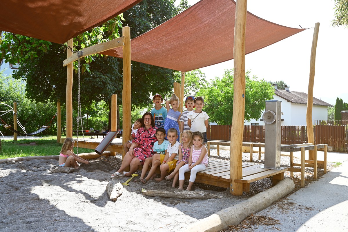 Bgm. Katharina Wöß-Krall mit Kindern des Kindergarten Markt beim neu gestalteten Wasserspielplatz © MG Rankweil/Zimmermann